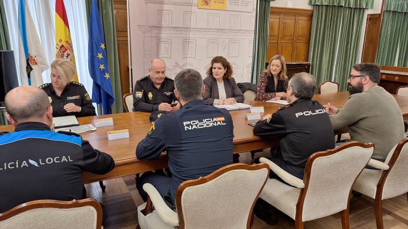 María Rivas preside la reunión operativa de mandos policiales para garantizar la seguridad en el entorno del estadio de Riazor este domingo <br/><br/>