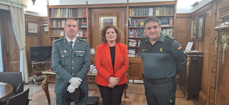 María Rivas recibe ao Capitán da 2ª Compañía da Garda Civil de Ferrol, Francisco Javier Fernández González