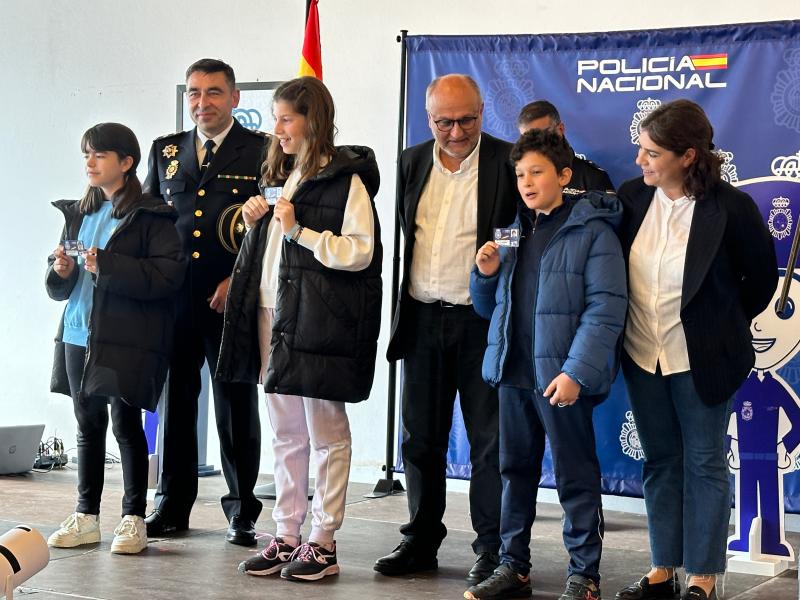 Abel Losada felicita a los 30 escolares del CEIP Piñeiriño de Vilagarcía por conseguir sus carnés de Ciberexpert@s
