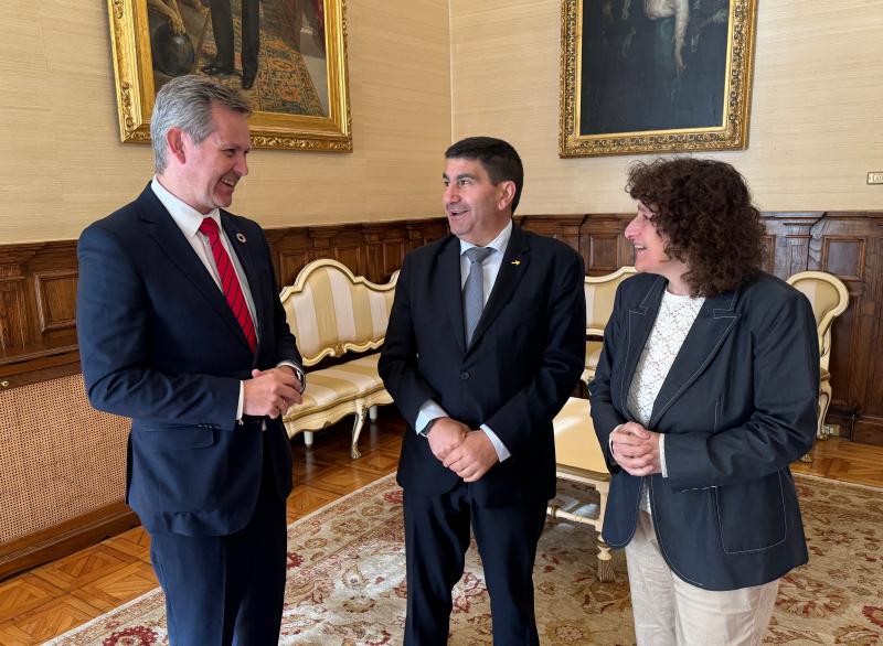 El delegado del Gobierno y el presidente de Mercasa mantuvieron una reunión con la alcaldesa de Santiago para abordar las iniciativas de la red de Mercas en el municipio