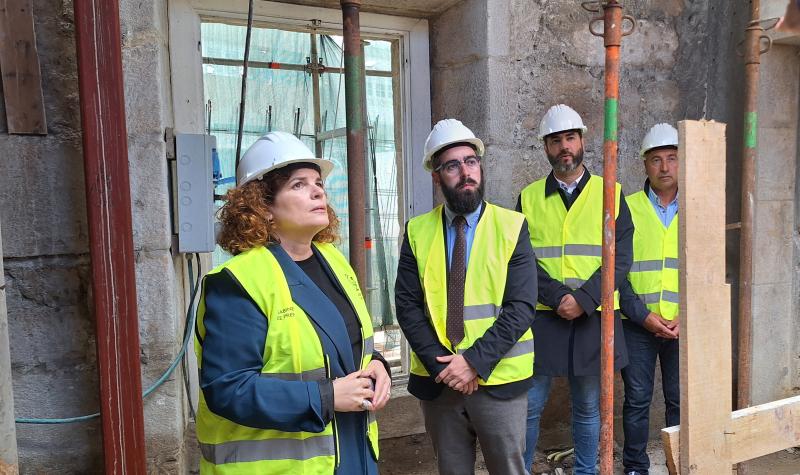 María Rivas supervisa en Rianxo o avance das obras de rehabilitación do Pazo de *Martelo que alberga a biblioteca municipal 