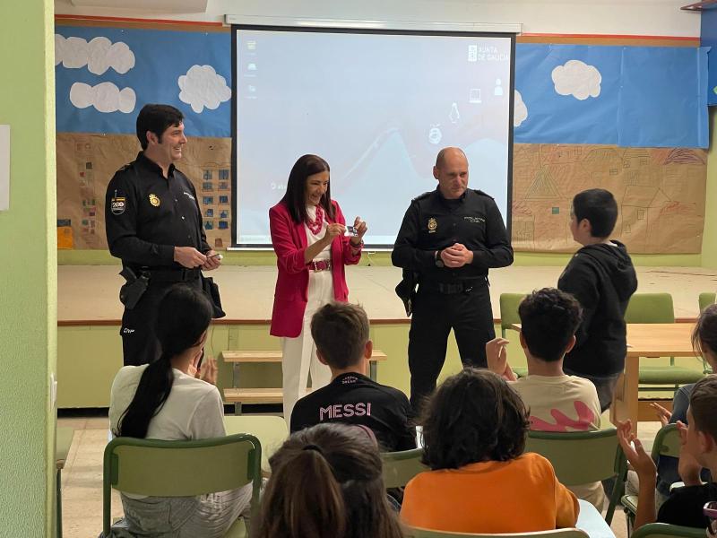 Isabel Rodríguez entrega 30 carnés de ciberexperto a los alumnos de primaria del Ceip A Ponte de Lugo por la formación recibida a través del Plan Director de la Policía Nacional
