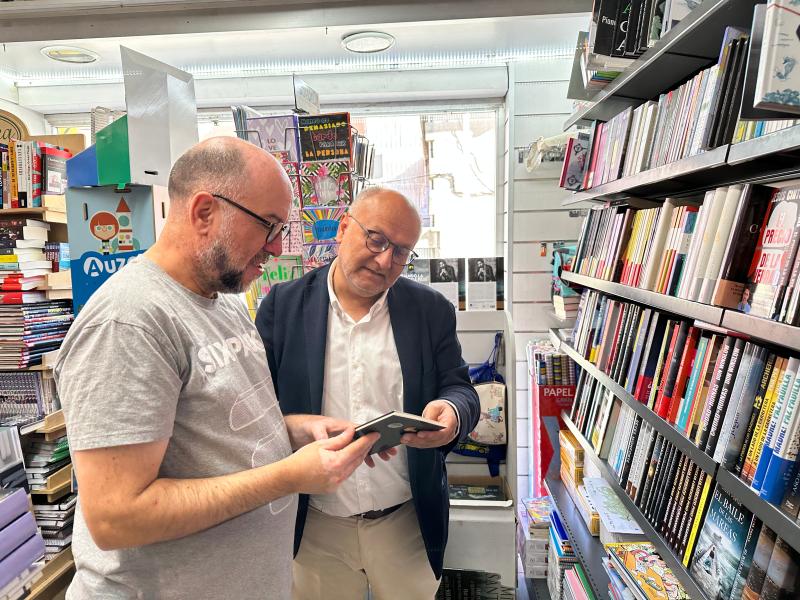 Abel Losada felicita a las cinco librerías de la provincia de Pontevedra que participan en un programa estatal de encuentros con autores/as