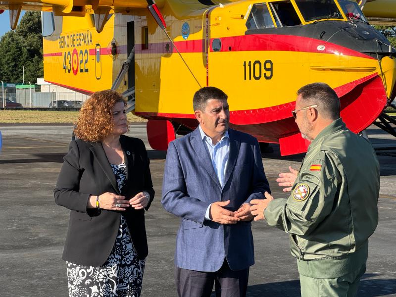 Pedro Blanco garantiza la máxima colaboración del Gobierno en la lucha contra el fuego con más de 4.000 efectivos y 8 aeronaves en Galicia 