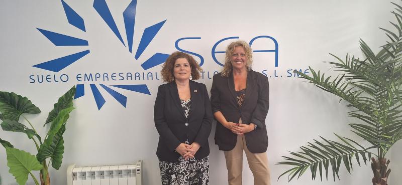 La subdelegada del Gobierno, María Rivas, y la gerente de SEA, Beatriz Sestayo, ponen en común los nuevos retos del suelo empresarial 