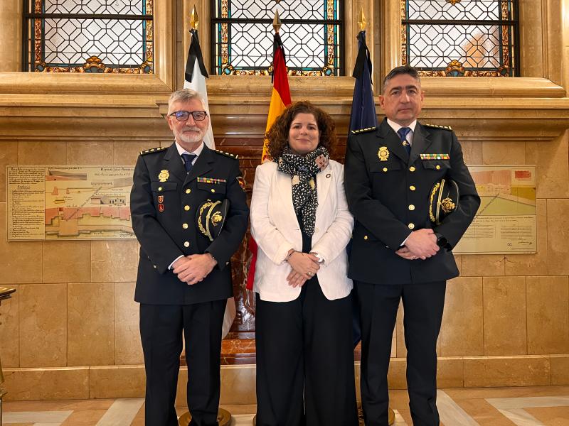 María Rivas despide al comisario jefe de la Policía de Ferrol-Narón, Javier Mª de Loresecha, que pasa a segunda actividad