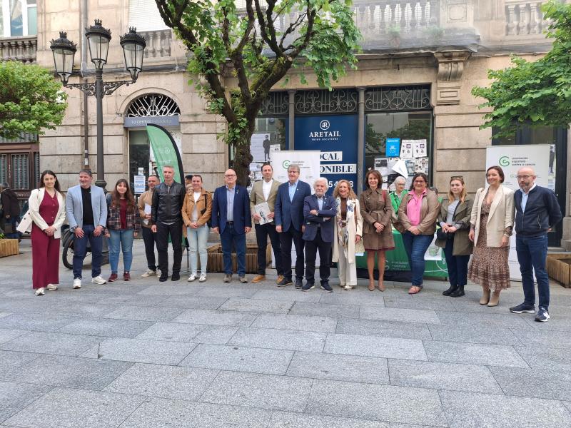 Eladio Santos visita la mesa del Día de la Colecta de la Asociación Española Contra el Cáncer Eladio Santos visita la mesa del Día de la Colecta de la Asociación Española Contra el Cáncer