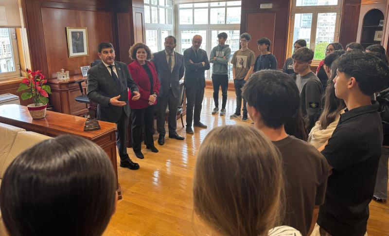 Pedro Blanco recibe en la Delegación del Gobierno al alumnado de 4º de ESO del IES de Elviña, de A Coruña, en el marco de la Semana de la Administración Abierta Pedro Blanco recibe en la Delegación del Gobierno al alumnado de 4º de ESO del IES de Elviña, de A Coruña, en el marco de la Semana de la Administración Abierta