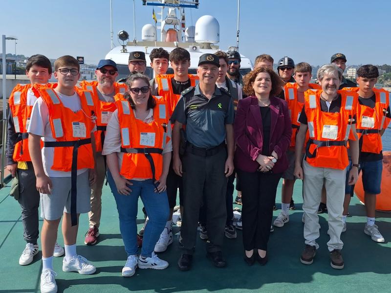 María Rivas felicita al estudiantado ganador del certamen Ciberliga promovido por la Guardia Civil en una jornada marítima en el puerto de A Coruña