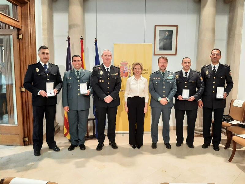 Aina Calvo entrega la Medalla de Protección Civil a cuatro miembros de las Fuerzas y Cuerpos de Seguridad del Estado en Balears 