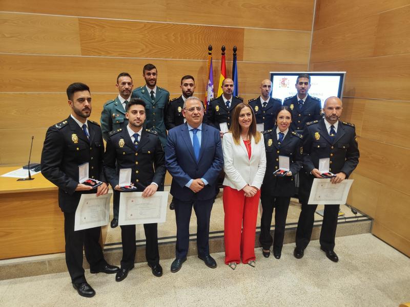 Interior condecora a miembros de la Guardia Civil y la Policía Nacional por sendos rescates durante la borrasca Juliette Interior condecora a miembros de la Guardia Civil y la Policía Nacional por sendos rescates durante la borrasca Juliette