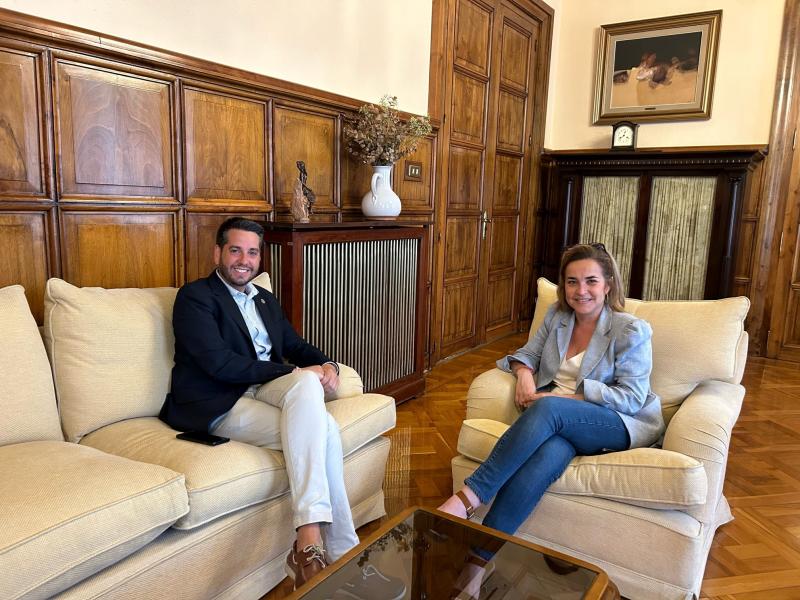 La delegada del Gobierno en La Rioja, Beatriz Arraiz  Nalda, se reúne con el alcalde de Arnedo, Javier  García