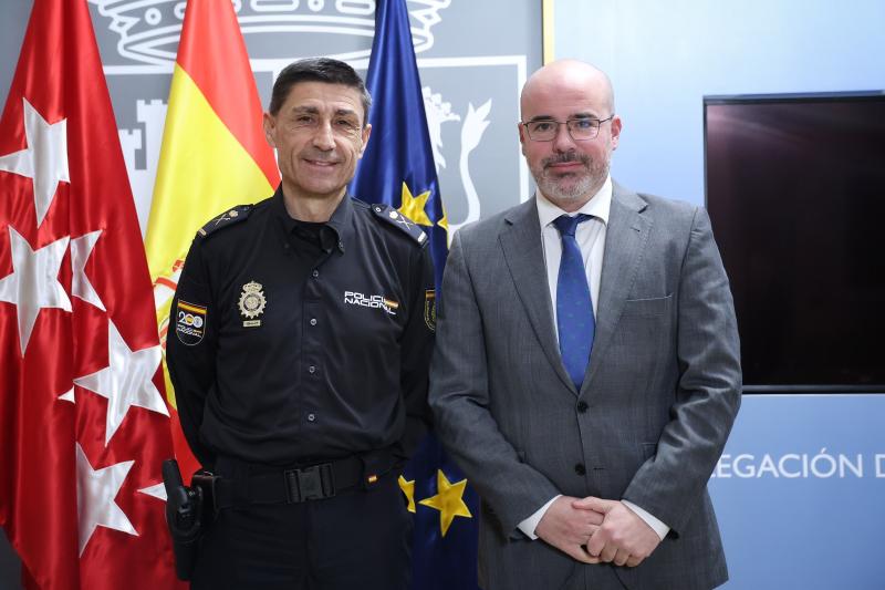 El delegado del Gobierno en la Comunidad de Madrid, Francisco Martín Aguirre, con el jefe superior de Policía de Madrid, Manuel Soto.