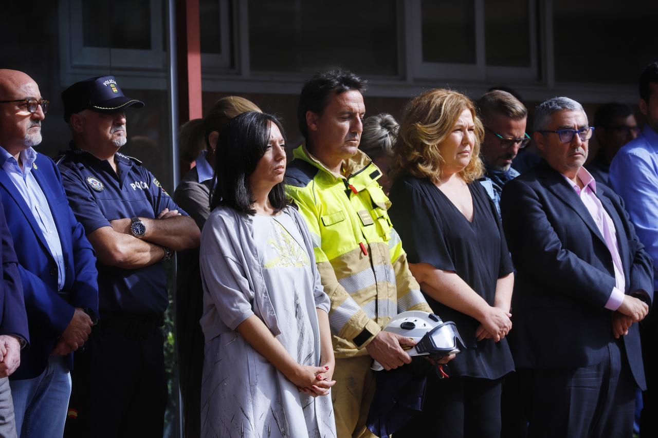 Mercedes González asiste a la concentración de apoyo a los afectados por el incendio que costó la vida a un menor en Alcorcón