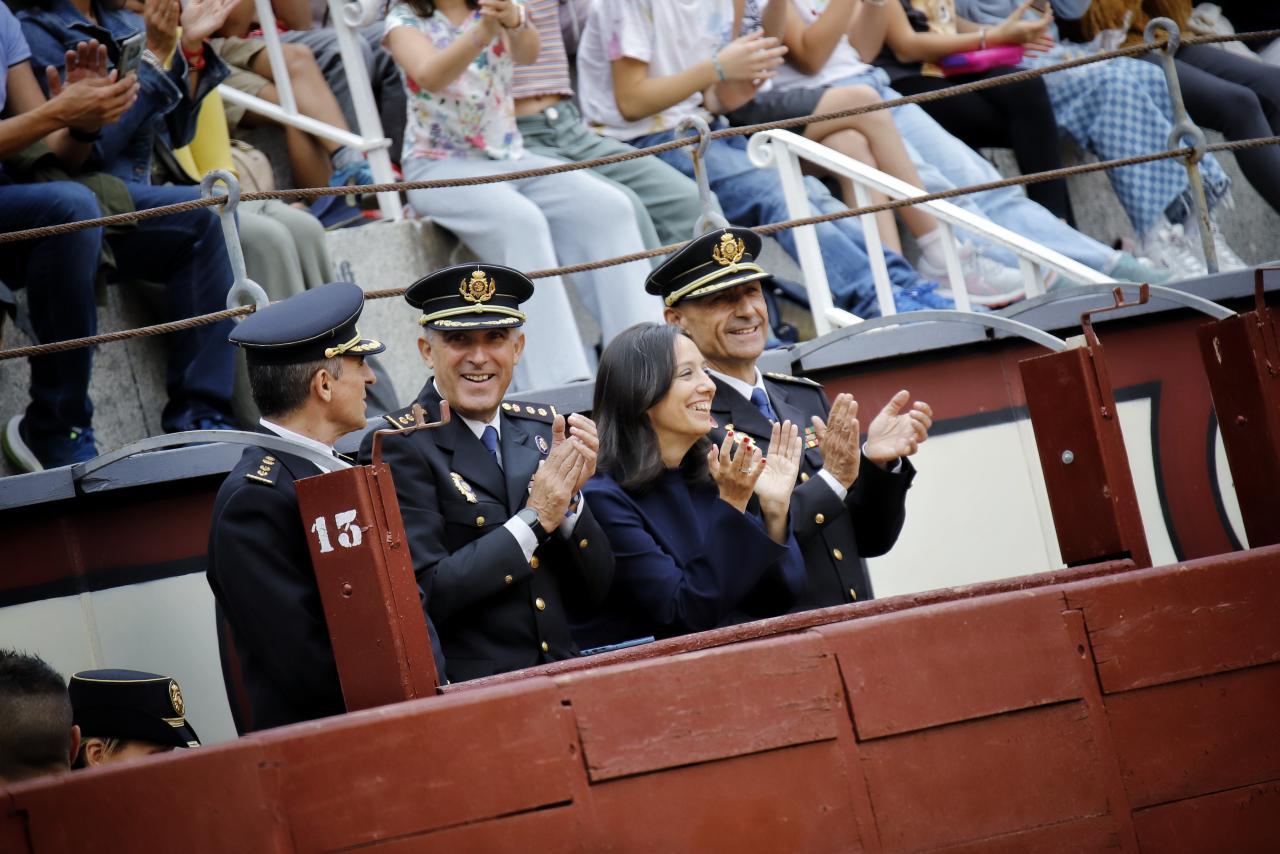 Mercedes González asiste a la XI Exhibición de unidades de la Policía Nacional que reúne a más de 17.000 escolares en la Plaza de las Ventas
