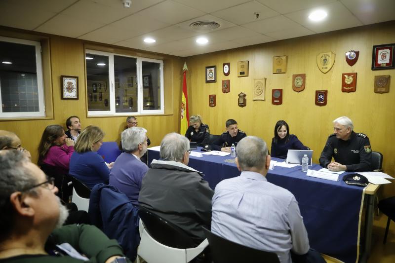 Mercedes González prosigue en Latina la ronda de visitas por los distritos de Madrid para escuchar a las asociaciones vecinales junto al jefe superior de Policía