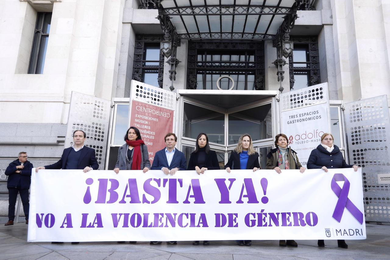 Mercedes González participa en el minuto de silencio convocado como muestra de repulsa tras el último asesinato por violencia de género, ocurrido en Puente de Vallecas