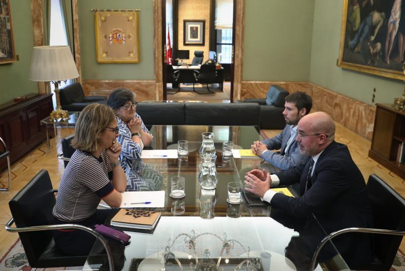 Francisco Martín se reúne con representantes de la clínica Dator en la sede de la Delegación del Gobierno