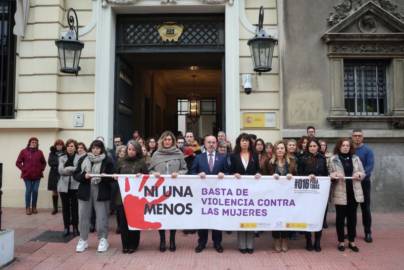 La ministra de Igualdad, Ana Redondo, y el delegado del Gobierno, Francisco Martín, encabezan un minuto de silencio en repulsa por los dos asesinatos por violencia de género en Madrid