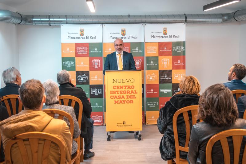 Francisco Martín inaugura un centro de mayores municipal en Manzanares el Real 