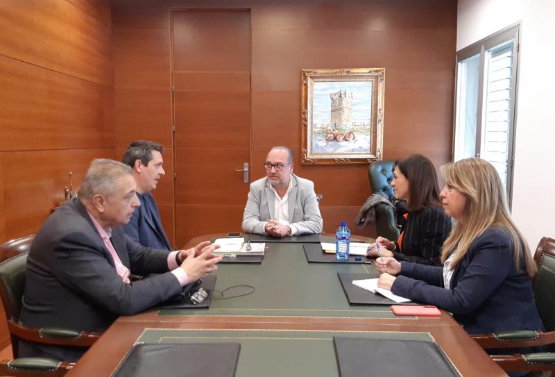 La subdelegada del Gobierno se reúne con el alcalde de Arroyomolinos, Luis Quiroga, para hablar de infraestructuras, movilidad y del sistema VioGén