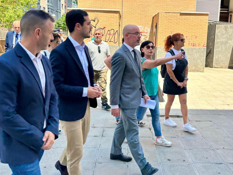 El delegado del Gobierno visita en Torrejón de Ardoz un bloque de viviendas propiedad de la Comunidad de Madrid para conocer de primera mano las urgencias sociales que se dan en él
