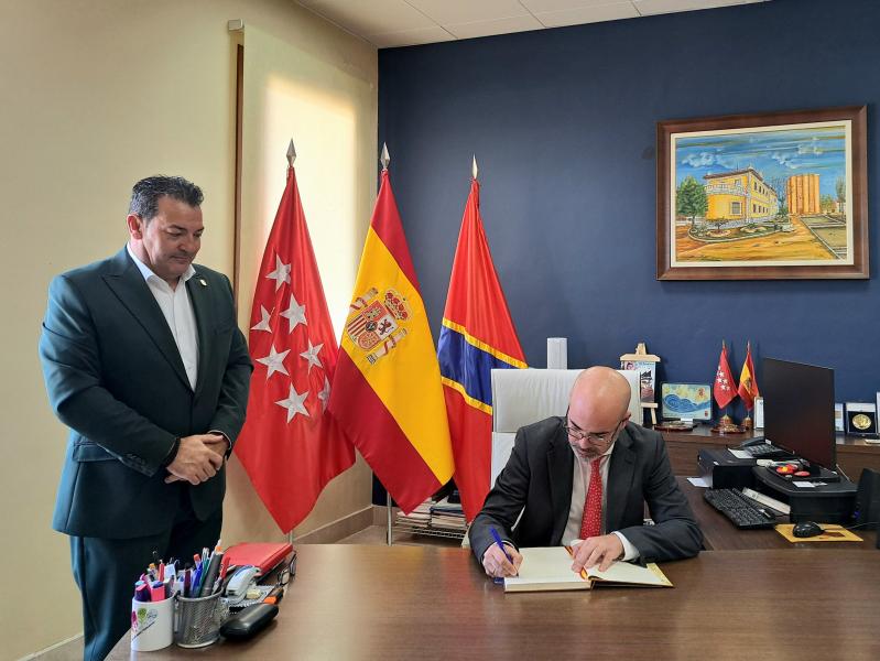 El delegado del Gobierno mantiene un encuentro con el alcalde de Villarejo de Salvanés