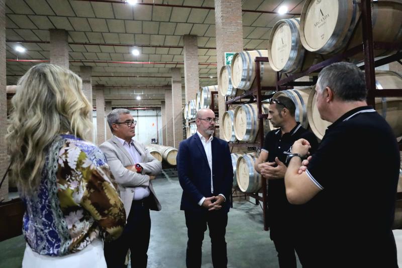 El delegado del Gobierno visita la Cooperativa Vinícola de Arganda del Rey para conocer los preparativos de cara a la vendimia que comienza esta semana El delegado del Gobierno visita la Cooperativa Vinícola de Arganda del Rey para conocer los preparativos de cara a la vendimia que comienza esta semana