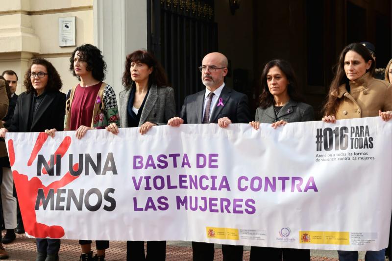 La ministra de Igualdad preside un minuto de silencio en Delegación del Gobierno como repulsa al último asesinato por violencia de género en Estepa