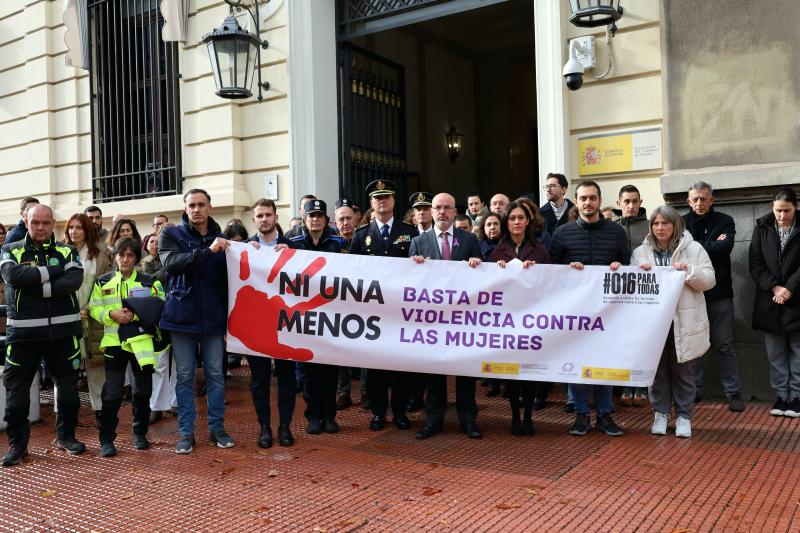 Minuto de silencio por el asesinato de un bebé de dos años como presunta violencia vicaria en Linares