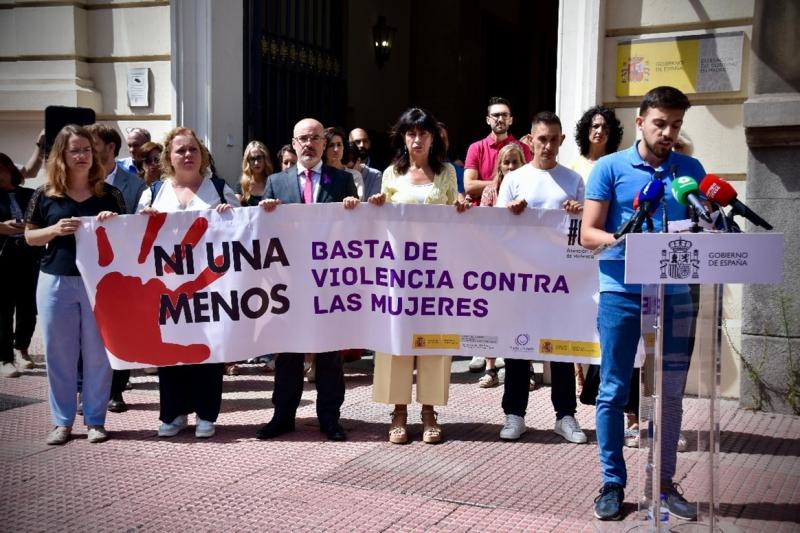 Minuto de silencio por el asesinato de una mujer por presunta violencia de género en Granada Minuto de silencio por el asesinato de una mujer por presunta violencia de género en Granada
