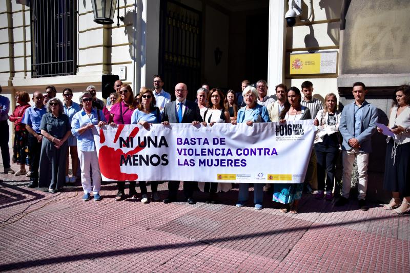 Minuto de silencio por el asesinato de dos mujeres por presunta violencia de género en Barcelona y Sevilla 