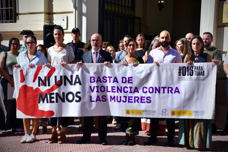 Minuto de silencio por el asesinato de una mujer por presunta violencia de género en Cartagena