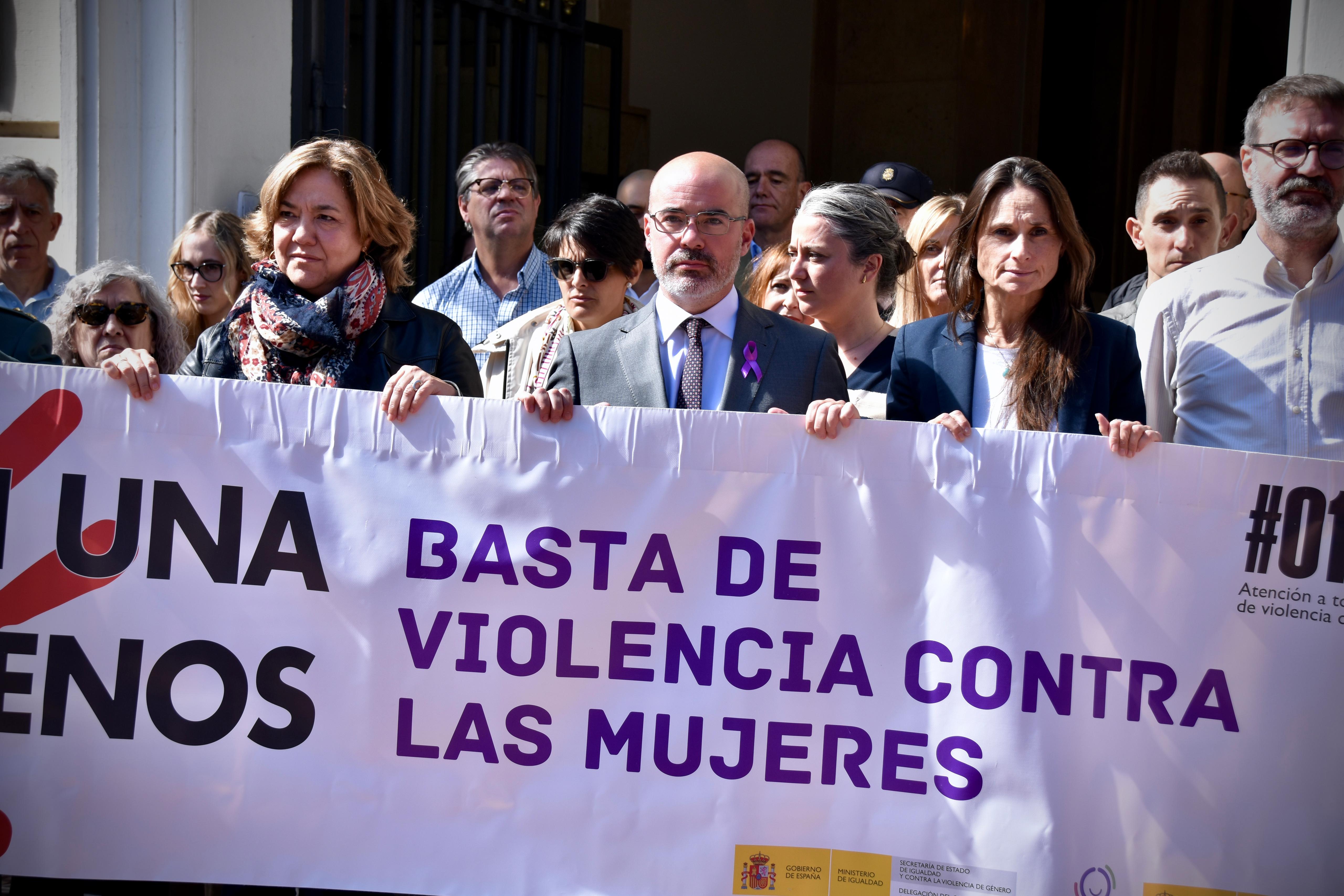 Minuto de silencio por el asesinato de una mujer por presunta violencia de género en Sevilla