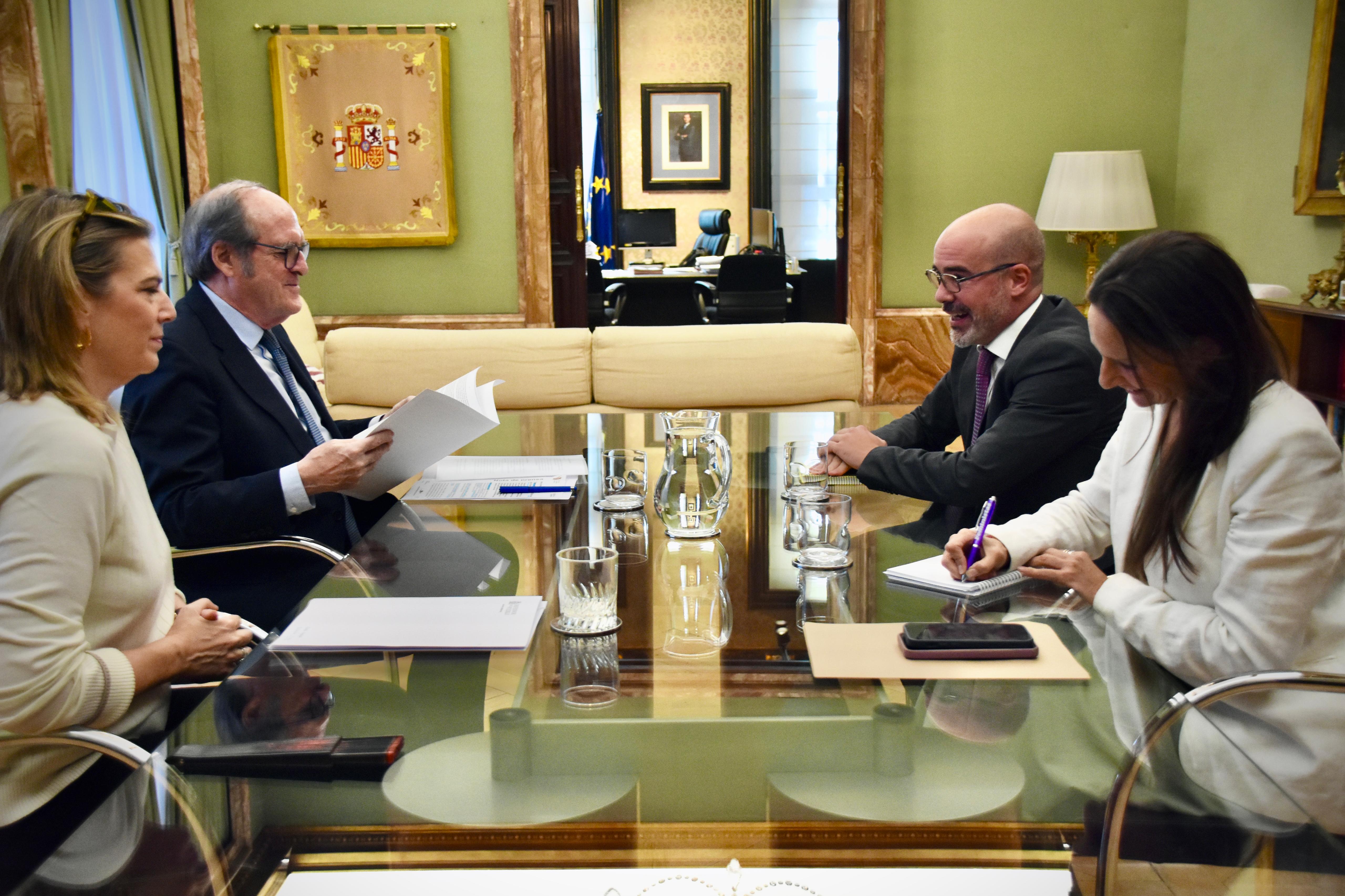 El delegado se reúne con el Defensor del Pueblo para analizar la problemática de las violencias sexuales 