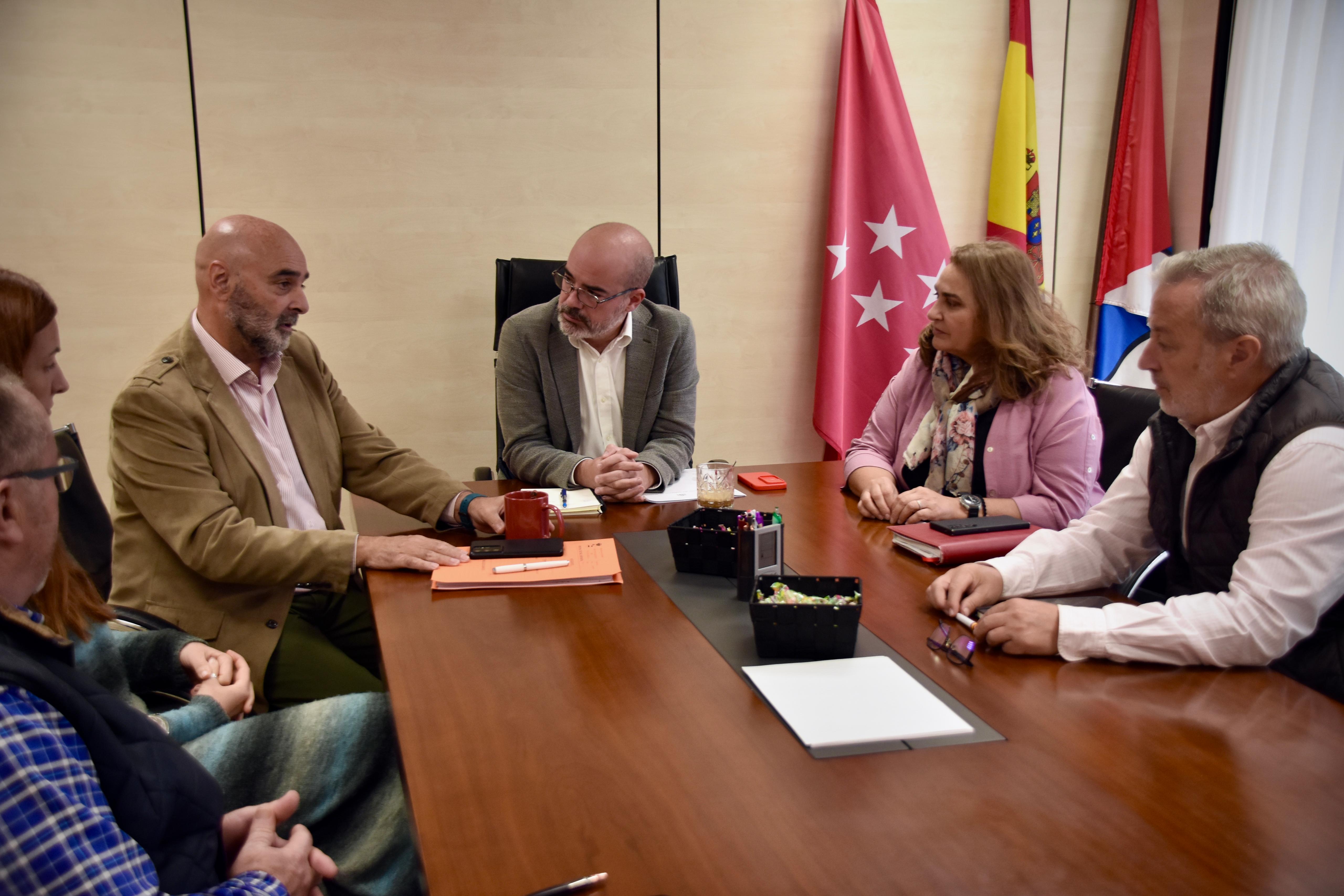 El delegado del Gobierno se reúne con el alcalde de Villalbilla para reforzar el trabajo conjunto entre administraciones El delegado del Gobierno se reúne con el alcalde de Villalbilla para reforzar el trabajo conjunto entre administraciones