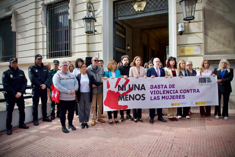 Minuto de silencio por el asesinato de dos mujeres por presunta violencia de género en Madrid y en Guipúzcoa Minuto de silencio por el asesinato de dos mujeres por presunta violencia de género en Madrid y en Guipúzcoa