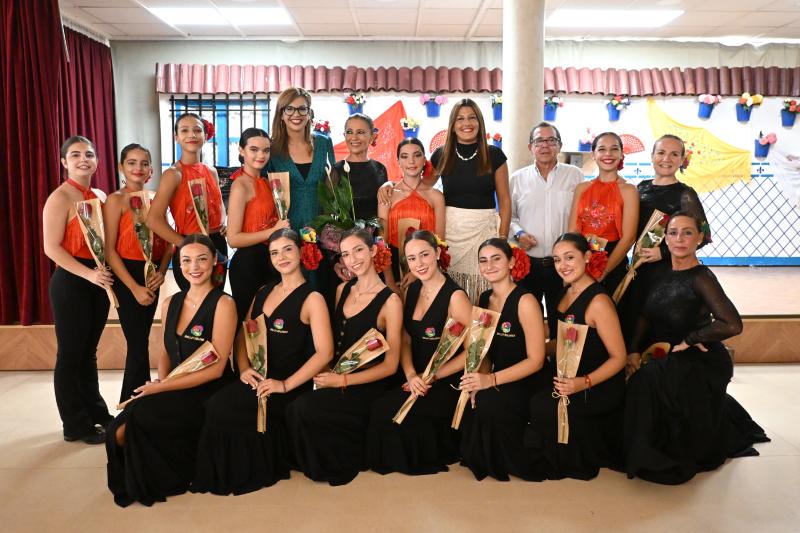 El Centro Social de Mayores clausura su semana de Feria con la actuación del Ballet de Colores