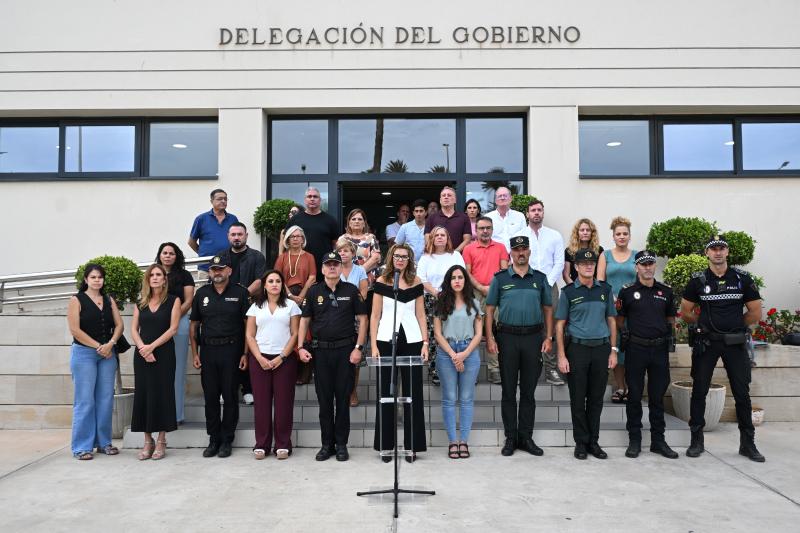 La Delegación del Gobierno guarda un minuto de silencio en repulsa por los asesinatos machistas de Mercedes y Leonor