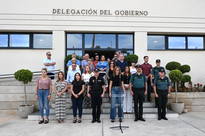 La Delegación del Gobierno guarda un minuto de silencio en repulsa por el asesinato machista de Katherine Yuliet en Sevilla