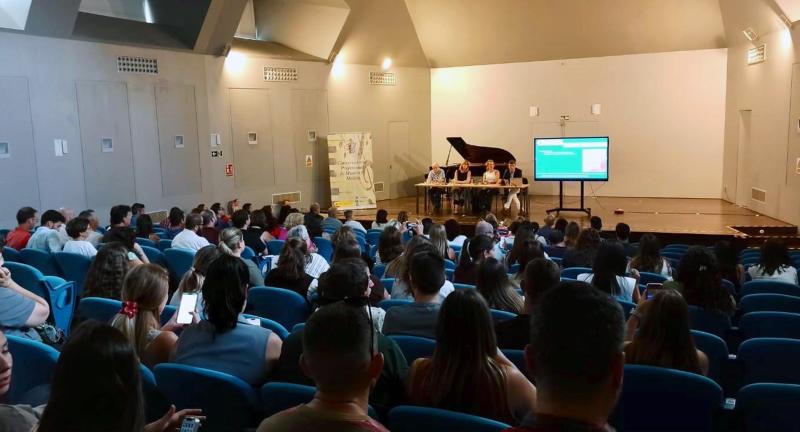 Fernández Treviño: “La educación pública es el motor que transforma la sociedad, y vosotros sois parte esencial de ese cambio” Fernández Treviño: “La educación pública es el motor que transforma la sociedad, y vosotros sois parte esencial de ese cambio”
