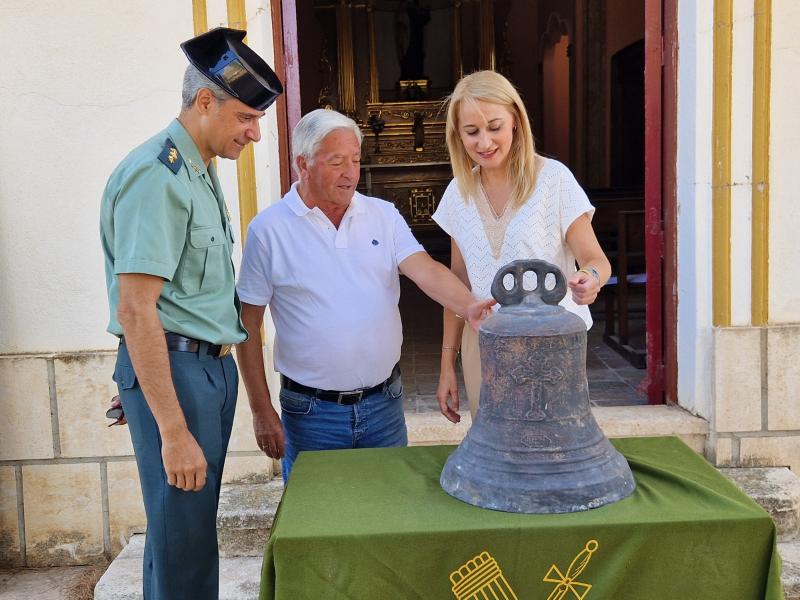 La delegada del Gobierno entrega a su propietario una campana del siglo XVII sustraída en 2013 y recuperada por la Guardia Civil