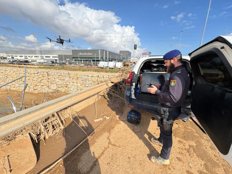 Más de 300 efectivos de las Fuerzas Armadas, Policía Nacional y Guardia Civil de la Región de Murcia están desplegados en la Comunidad Valenciana y Letur en tareas de búsqueda, recuperación y asistencia a la población