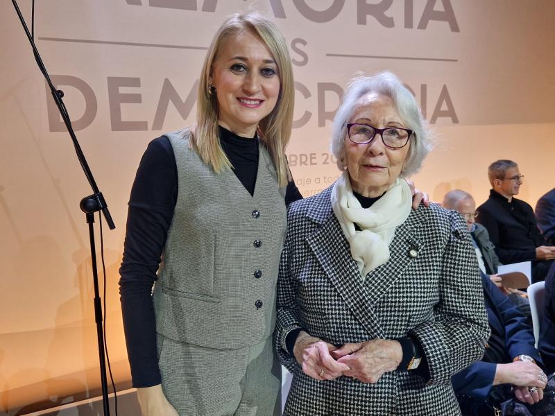 La delegada del Gobierno acompaña a la cartagenera María Egea, reconocida por el presidente del Gobierno, en el acto por el ´Día de Recuerdo y Homenaje a todas las víctimas del golpe militar, la Guerra y la Dictadura'
