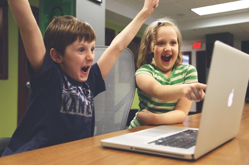 Niños trabajando con un ordenador portátil