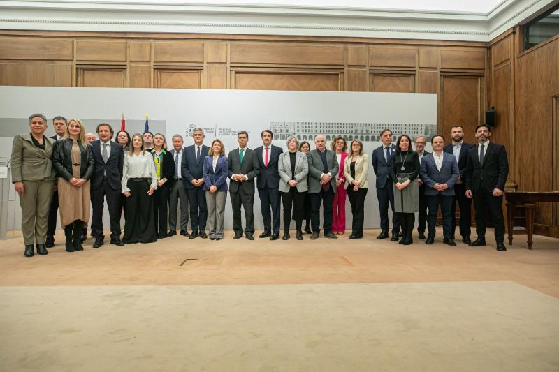 Foto de grupo con los firmantes de los acuerdos