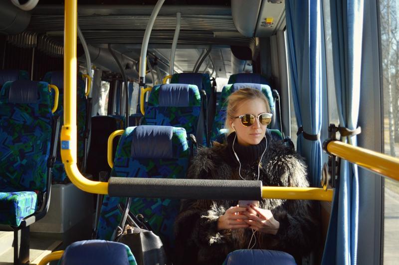 Persona viajando en un autobús