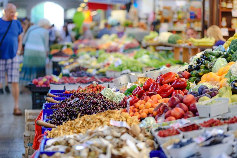 Puesto de frutas en el interior de un mercado