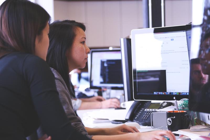 Jóvenes trabajando con ordenadores