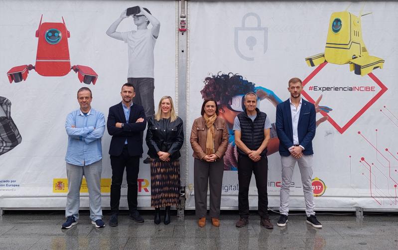 Foto de grupo de los asistentes a la visita institucional